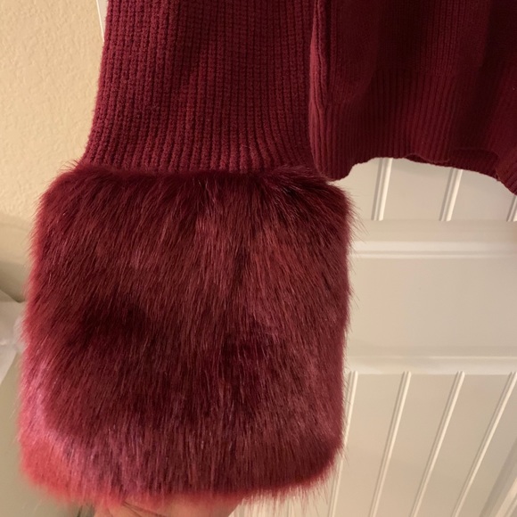 Sweater with fur cuffs. BRAND NEW. NEVER WORN. - Picture 3 of 3